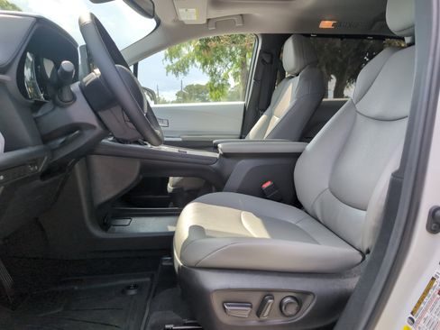 Certified 2026 Toyota Sienna XLE FWD image 16