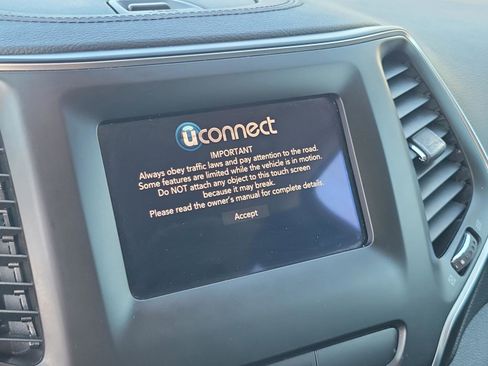 Used 2019 Jeep Cherokee Latitude w/ Popular Appearance Group image 22