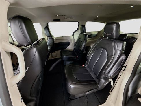 Used 2024 Chrysler Pacifica Touring-L FWD image 16