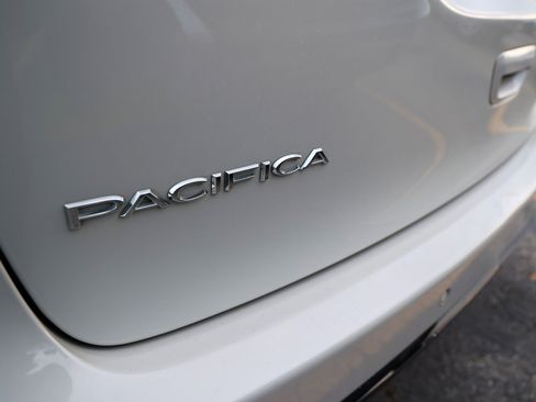 Used 2017 Chrysler Pacifica Limited image 12