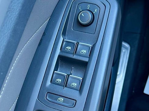 Used 2022 Volkswagen Atlas Cross Sport SE image 25