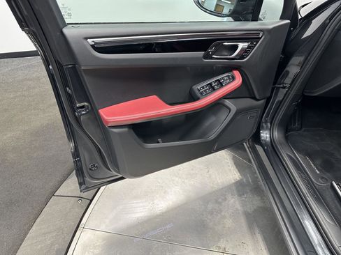 Certified 2025 Porsche Macan Macan image 15