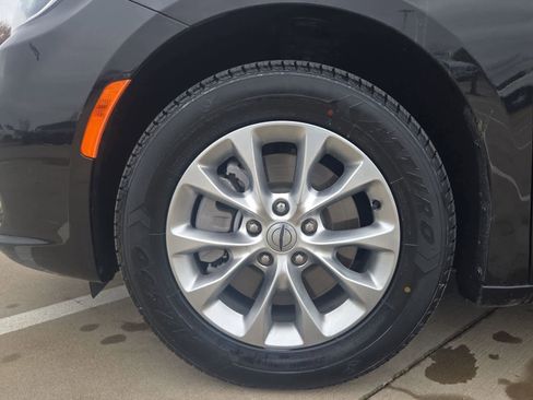 Used 2023 Chrysler Pacifica Touring-L image 13