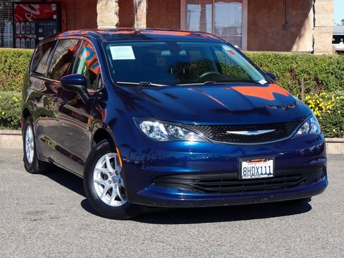 Used 2019 Chrysler Pacifica Touring image 2