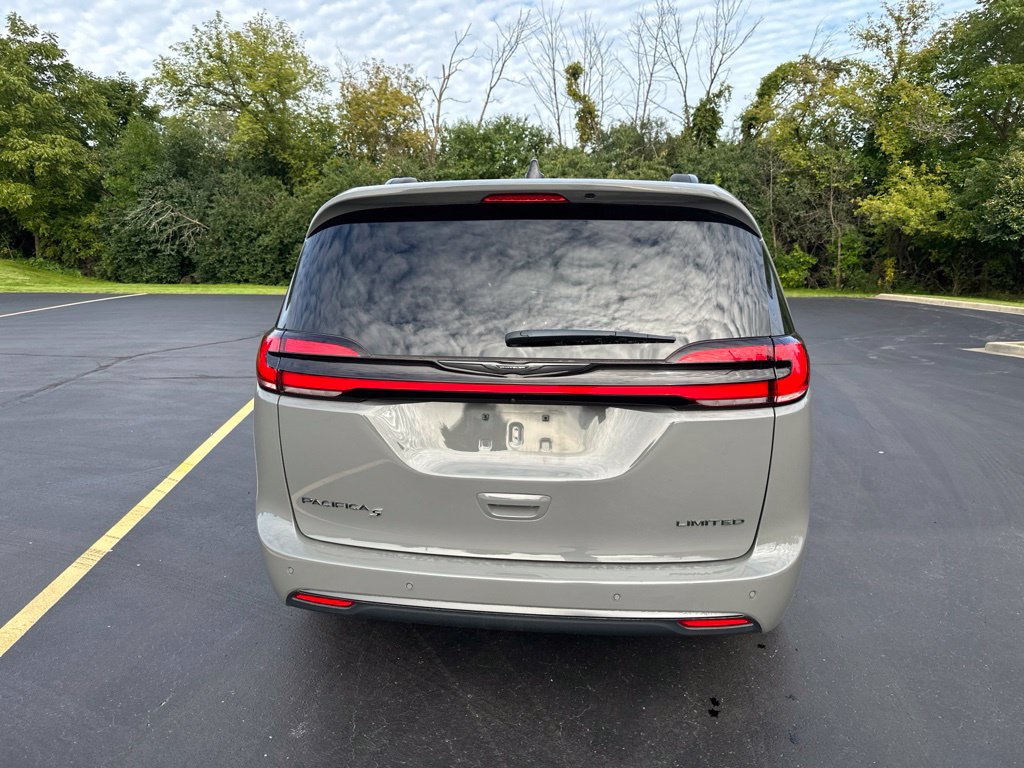 Used 2025 Chrysler Pacifica Limited FWD image 4