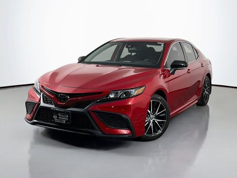 Used 2023 Toyota Camry SE FWD image 1