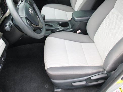 Used 2015 Toyota RAV4 LE FWD image 13
