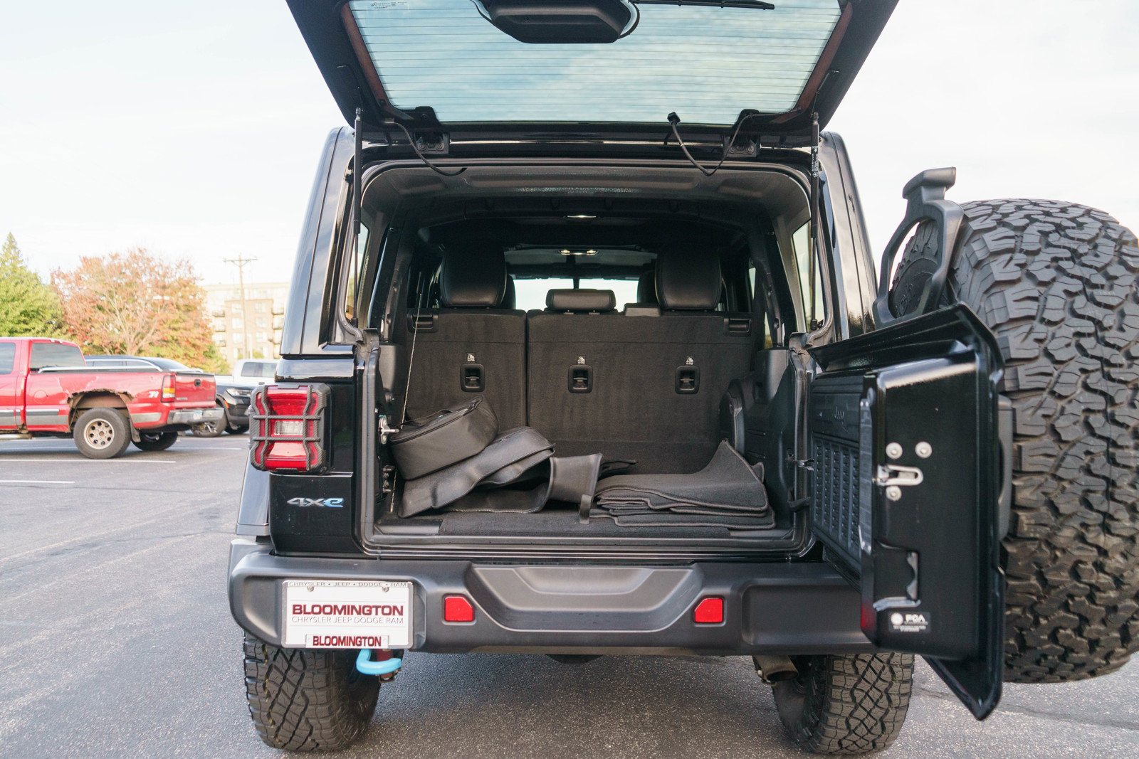 Used 2021 Jeep Wrangler Unlimited Rubicon 4xe w/ Cold Weather Group AWD/4WD image 9