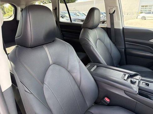 Certified 2024 Toyota Grand Highlander AWD image 17