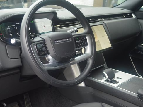 Used 2025 Land Rover Range Rover SE image 4