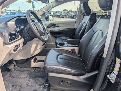 Used 2023 Chrysler Pacifica Touring-L FWD image 14