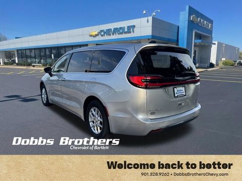 Used 2024 Chrysler Pacifica Touring-L FWD image 6