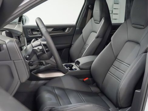 New 2025 Porsche Cayenne Turbo image 5