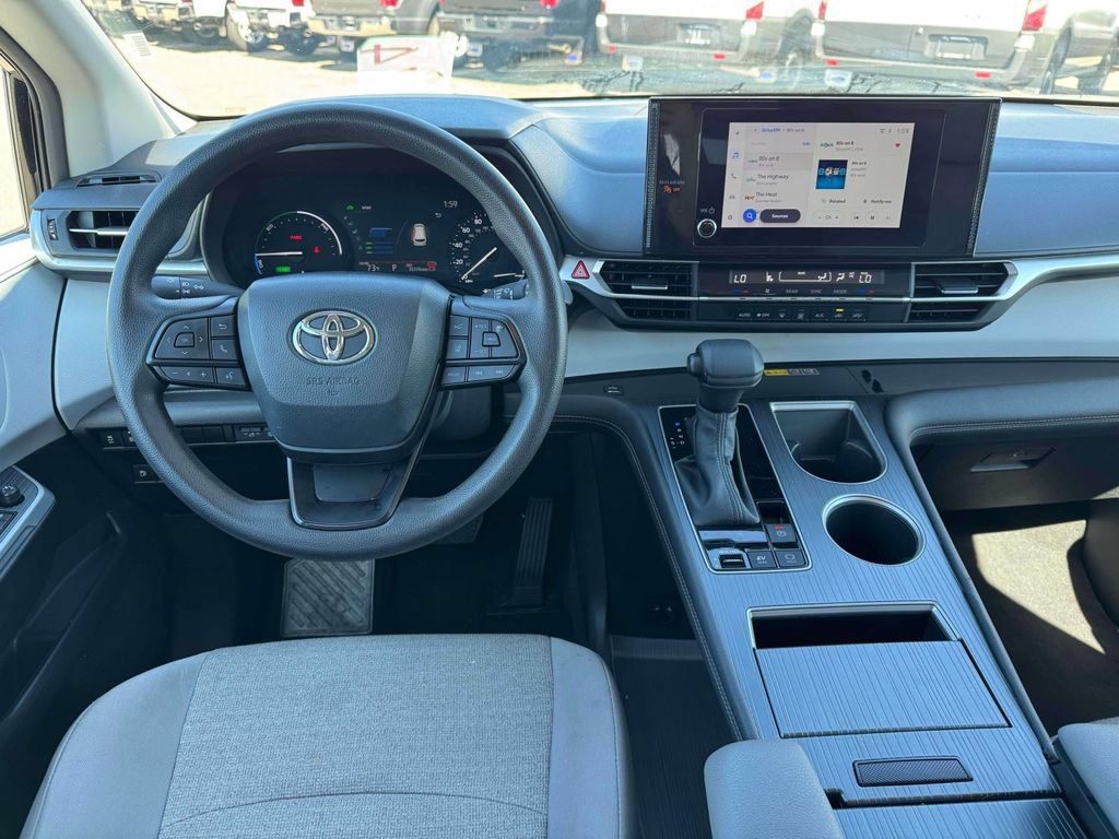 Used 2025 Toyota Sienna LE FWD image 20