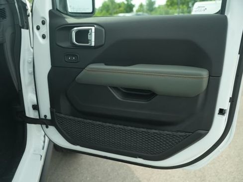 New 2026 Jeep Gladiator Mojave w/ Steel Bumper Group AWD/4WD image 18