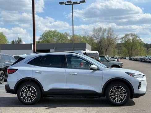 Used 2026 Ford Escape SE w/ Class II Trailer Tow Package FWD image 41