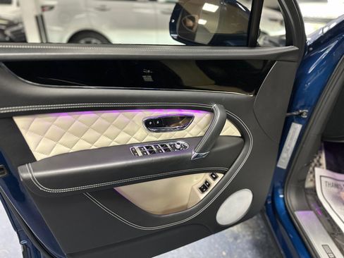Used 2018 Bentley Bentayga image 14