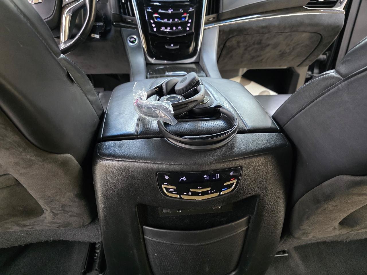 Used 2018 Cadillac Escalade ESV Platinum AWD/4WD image 30