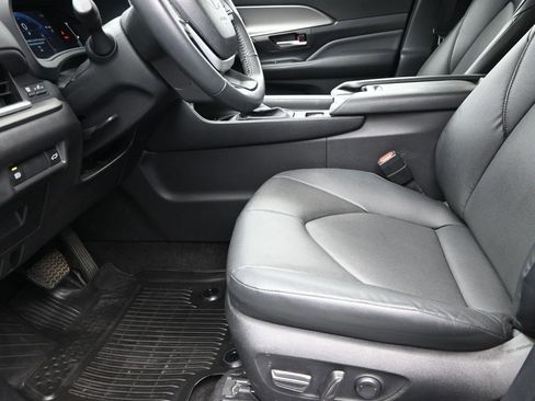 Used 2024 Toyota Grand Highlander XLE image 13