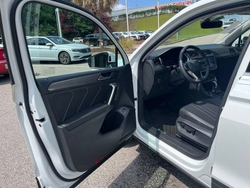 Used 2024 Volkswagen Tiguan SE AWD/4WD image 4