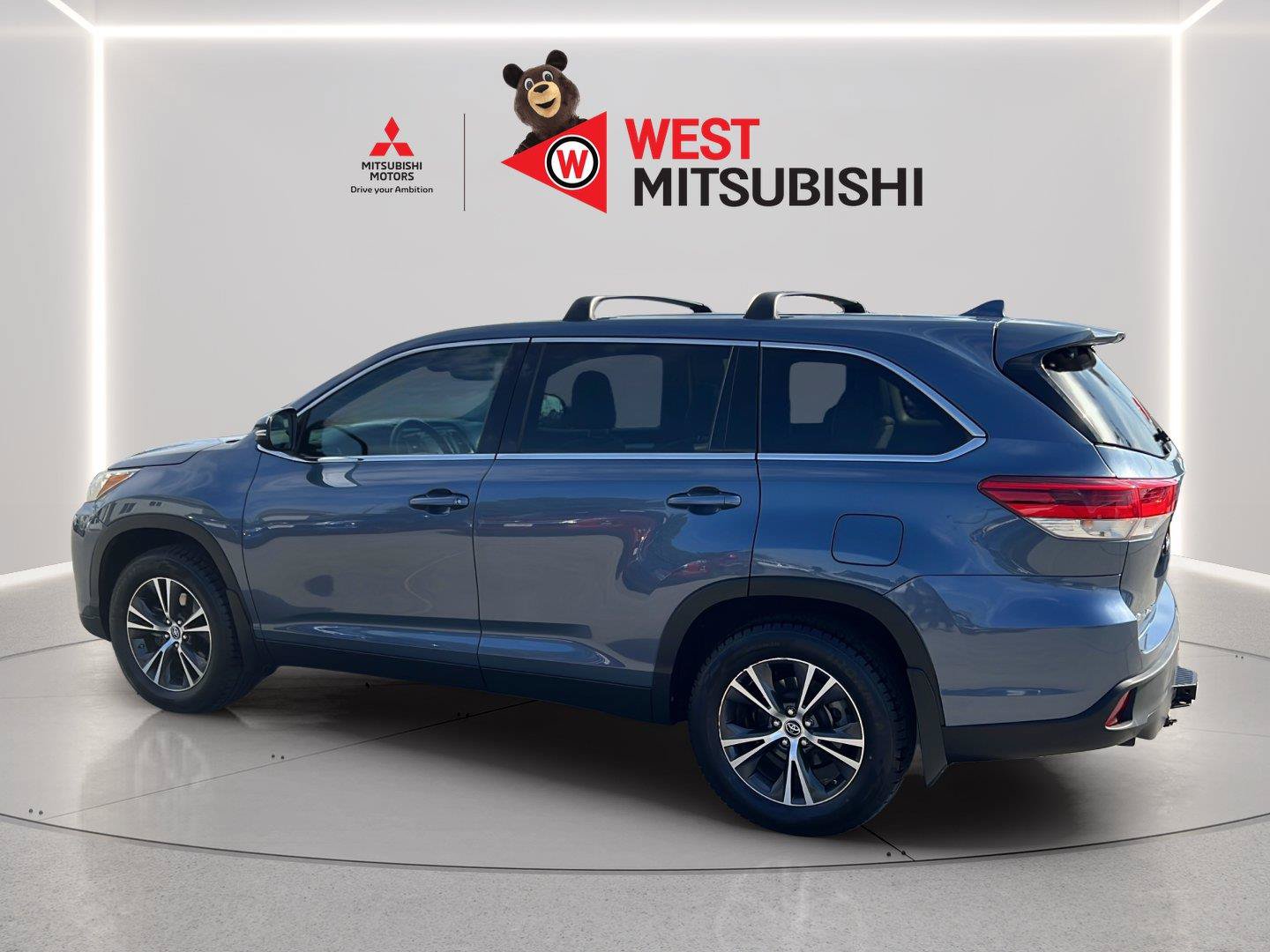 Used 2019 Toyota Highlander Plus AWD/4WD image 3