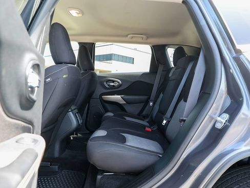 Used 2018 Jeep Cherokee Latitude w/ Altitude Package FWD image 30