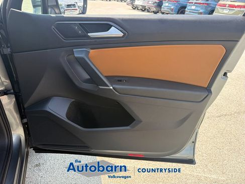 Used 2018 Volkswagen Tiguan SEL AWD/4WD image 26