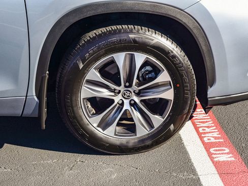 Certified 2023 Toyota Highlander XLE image 9