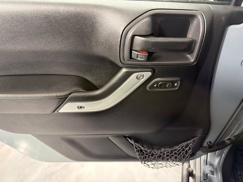 Used 2015 Jeep Wrangler Unlimited Rubicon AWD/4WD image 9