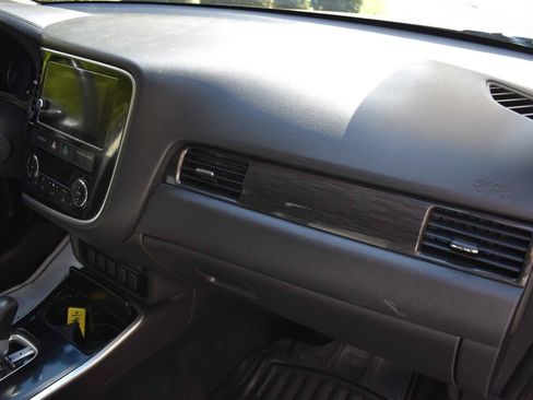 Used 2017 Mitsubishi Outlander SE AWD/4WD image 45