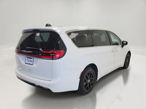 Used 2023 Chrysler Pacifica Touring-L FWD image 5