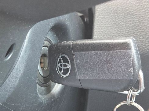 Used 2023 Toyota RAV4 LE AWD/4WD image 33