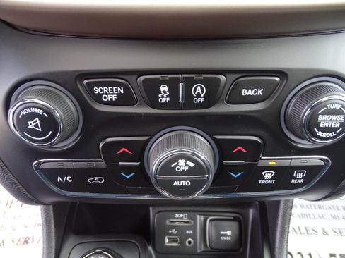 Used 2017 Jeep Cherokee Limited w/ Luxury Group image 31