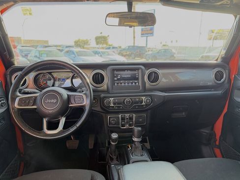 Used 2020 Jeep Wrangler Unlimited Sahara image 2