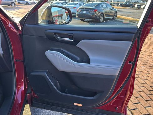 Certified 2020 Toyota Highlander XLE image 12