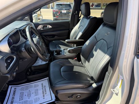 Used 2021 Chrysler Pacifica Touring-L w/ Uconnect Theater Family Group FWD image 10