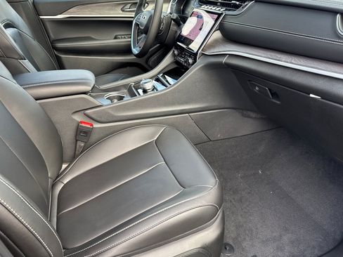 New 2025 Jeep Grand Cherokee Limited w/ Black Appearance Package image 19