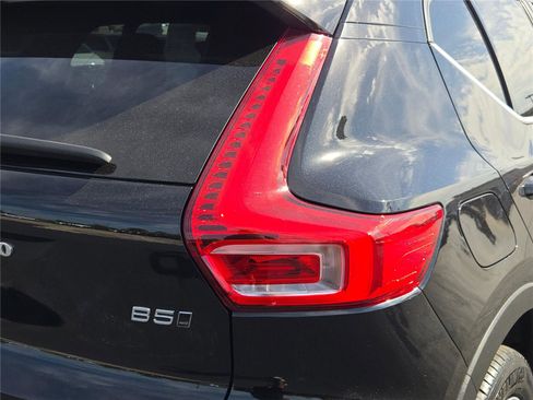 Used 2024 Volvo XC40 B5 Core image 13