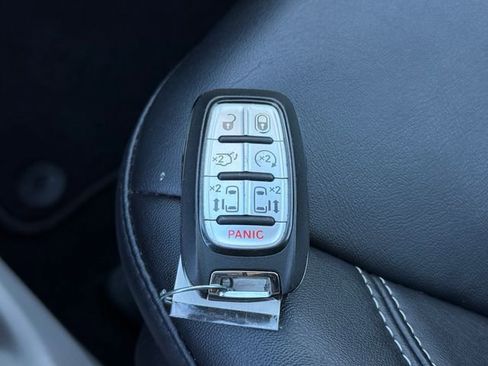 Used 2024 Chrysler Pacifica Touring-L FWD image 12