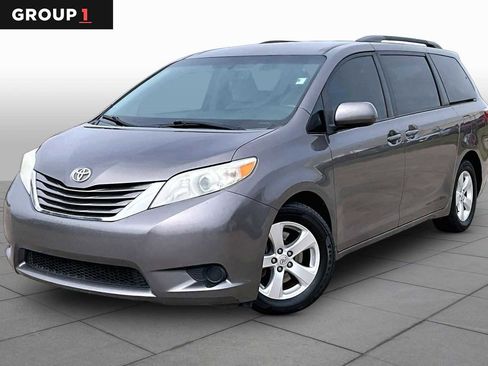 Used 2015 Toyota Sienna LE image 1