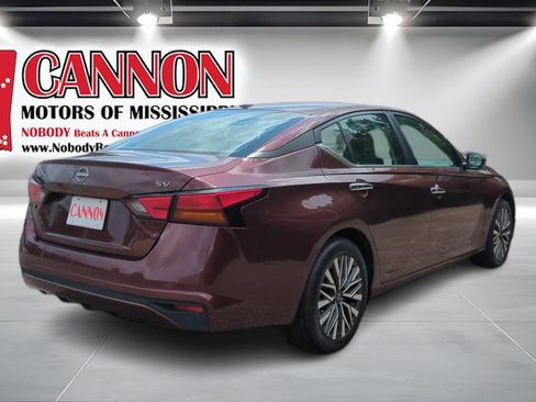 Used 2024 Nissan Altima 2.5 SV FWD image 5