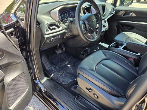 Used 2025 Chrysler Pacifica Select FWD image 15