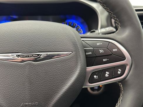 Used 2025 Chrysler Pacifica Select FWD image 18