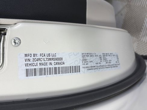 Used 2021 Chrysler Pacifica Touring-L image 9