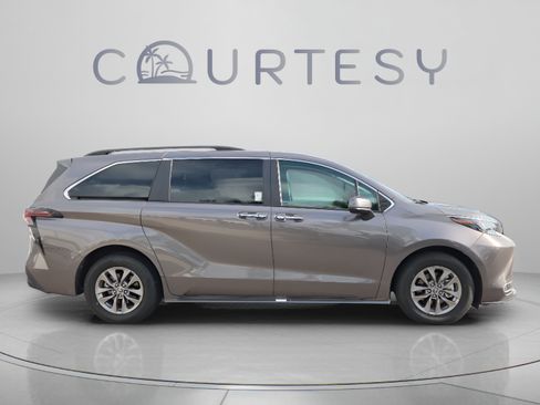 Certified 2024 Toyota Sienna XLE FWD image 6