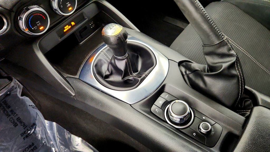Used 2017 FIAT 124 Spider Classica RWD image 17