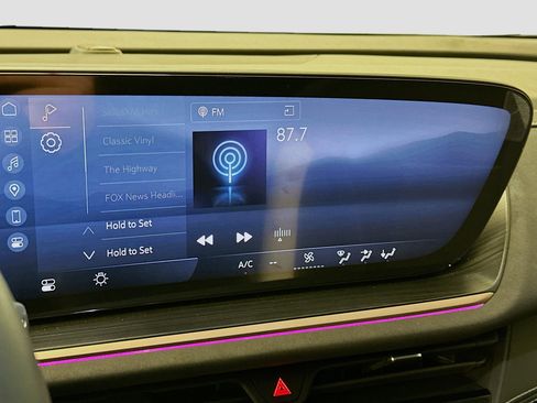 Used 2025 Buick Envision Sport Touring image 21