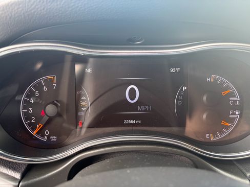 Used 2022 Jeep Grand Cherokee Laredo X image 15