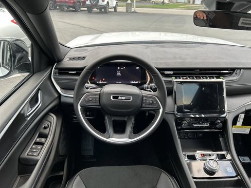 New 2025 Jeep Grand Cherokee Altitude image 16