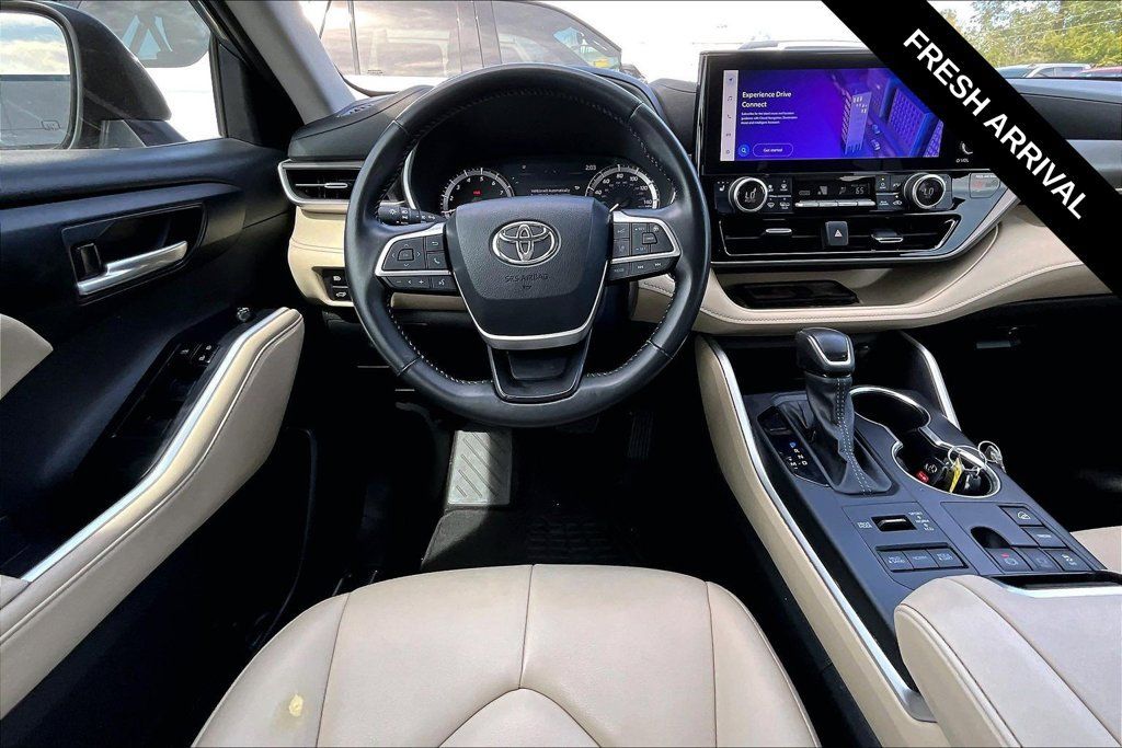 Used 2024 Toyota Highlander XLE AWD/4WD image 11